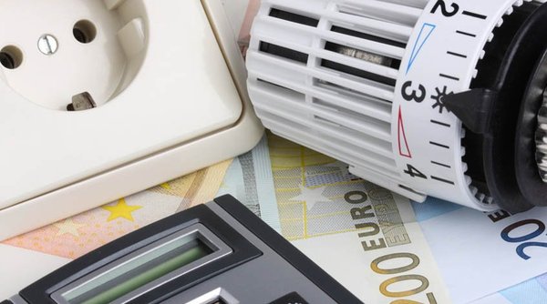 Beispielbild Abrechnung mit Steckdose, Termostat, Geld, Taschenrechner